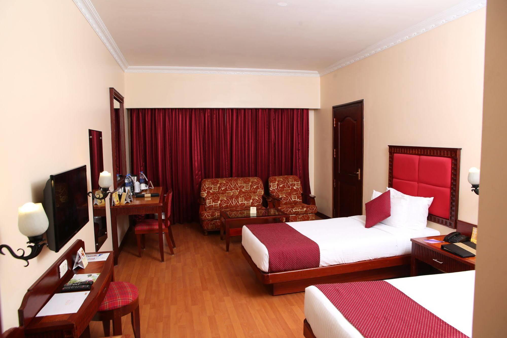 Joys Palace Hotel Thrissur Экстерьер фото